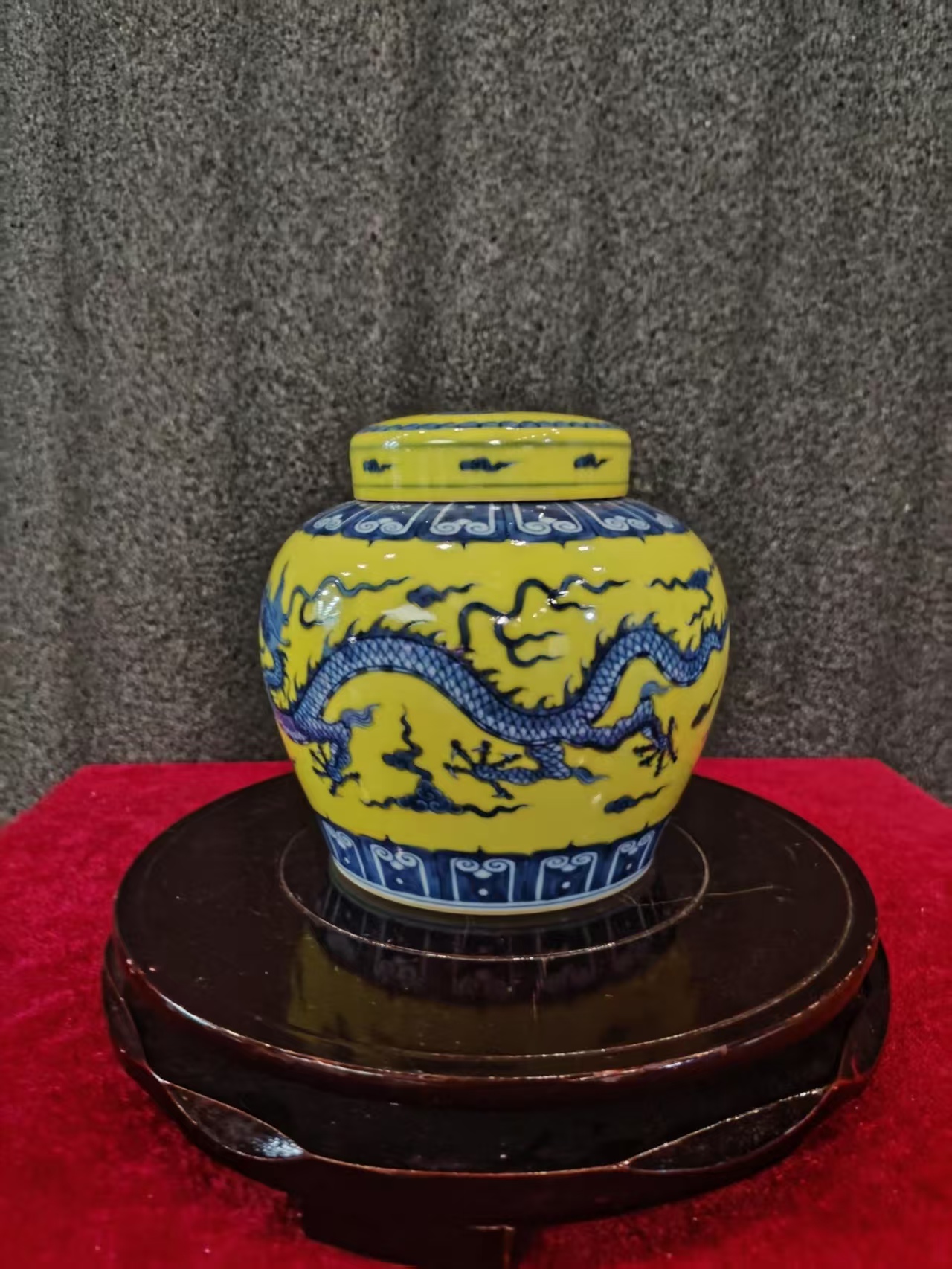 黄地青花龙纹天字罐