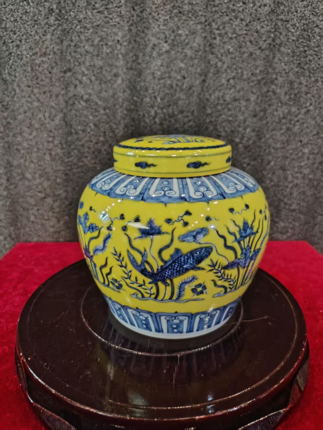 黄地青花鱼藻纹天字罐