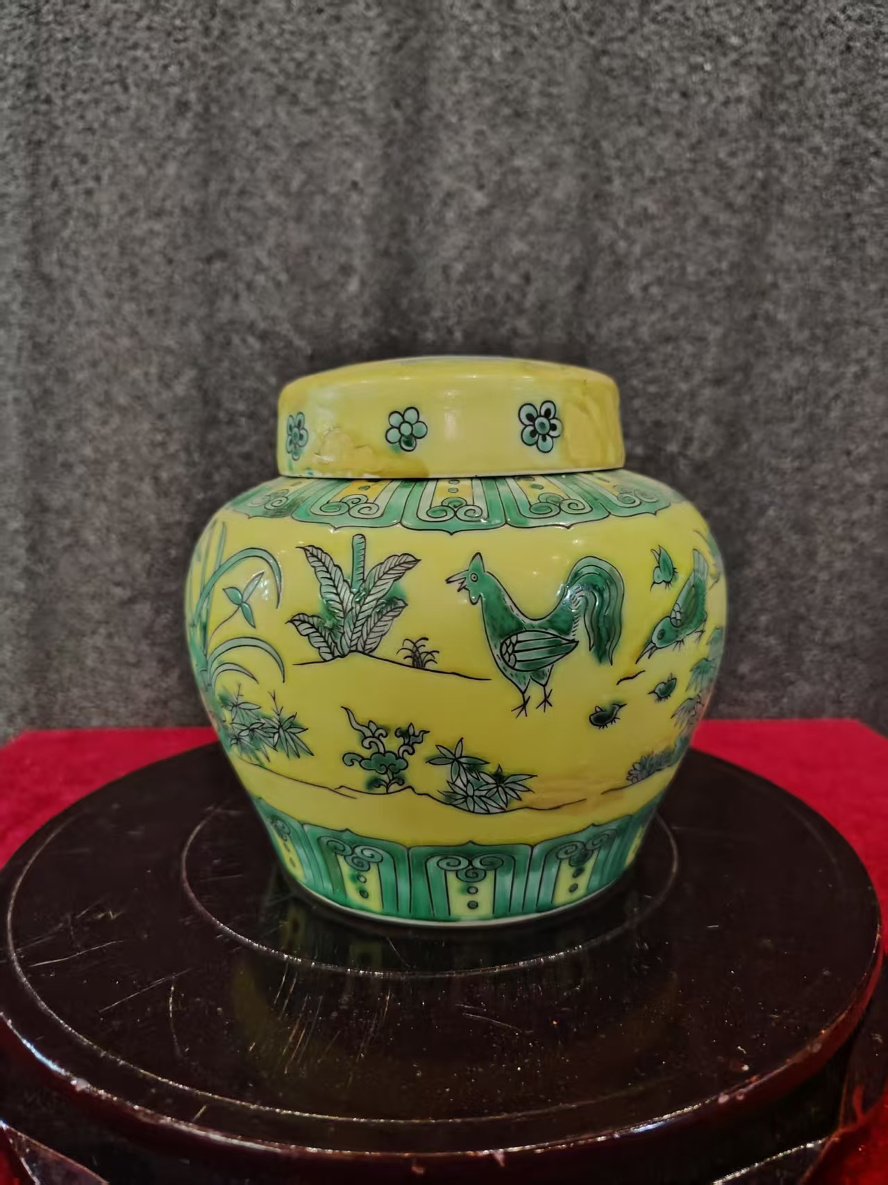 黄地绿彩鸡纹盖罐