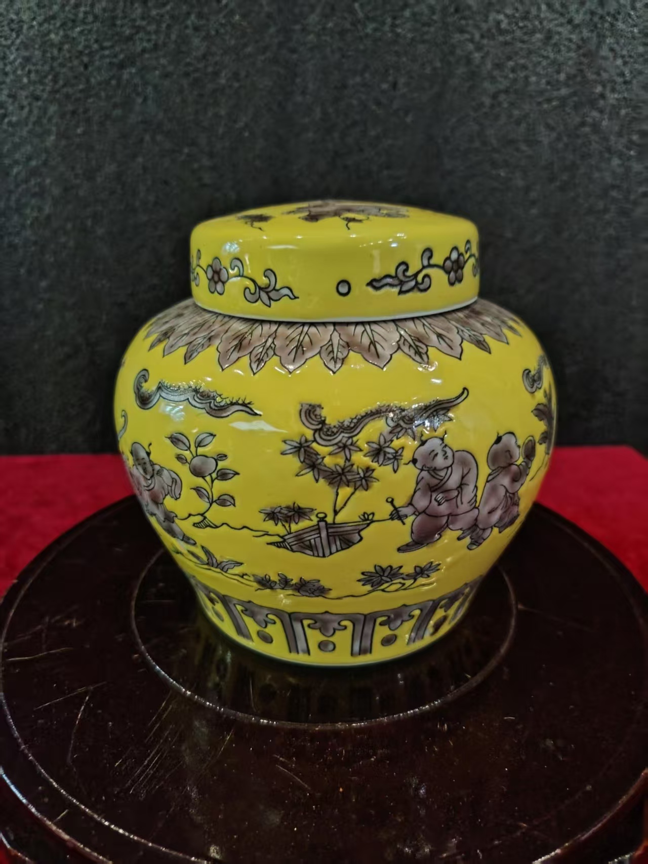 黄地褐彩婴戏图盖罐
