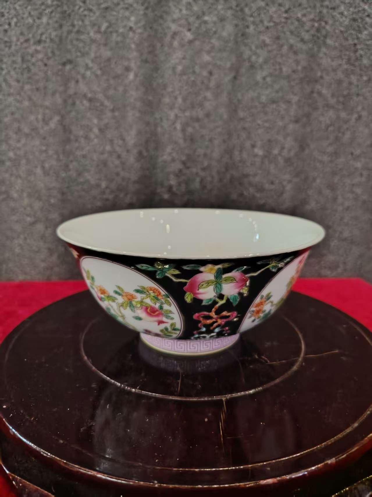 古月轩墨地珐琅开光花果纹碗