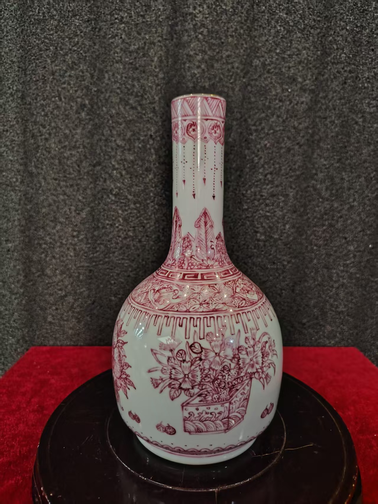 胭脂红彩花卉纹瓶