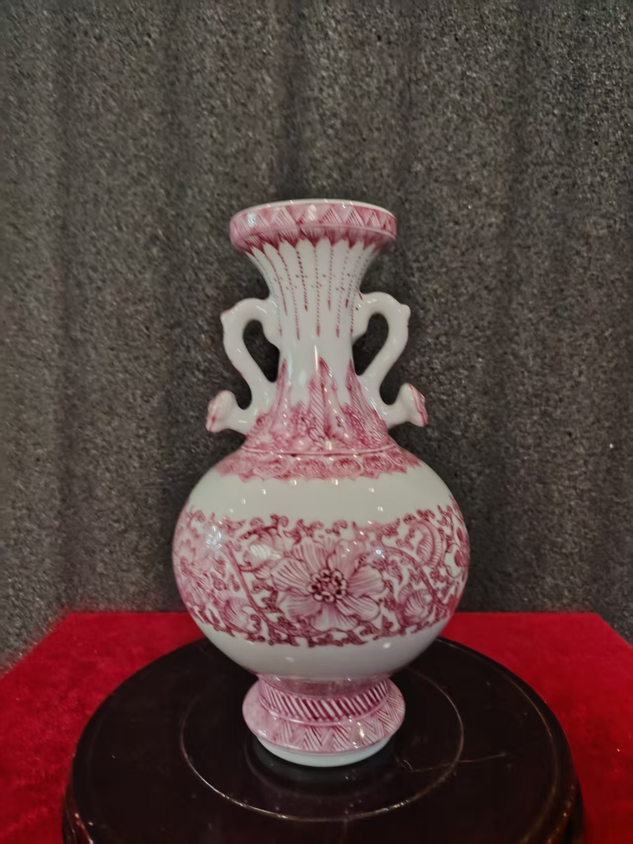 胭脂红彩花卉纹双耳瓶