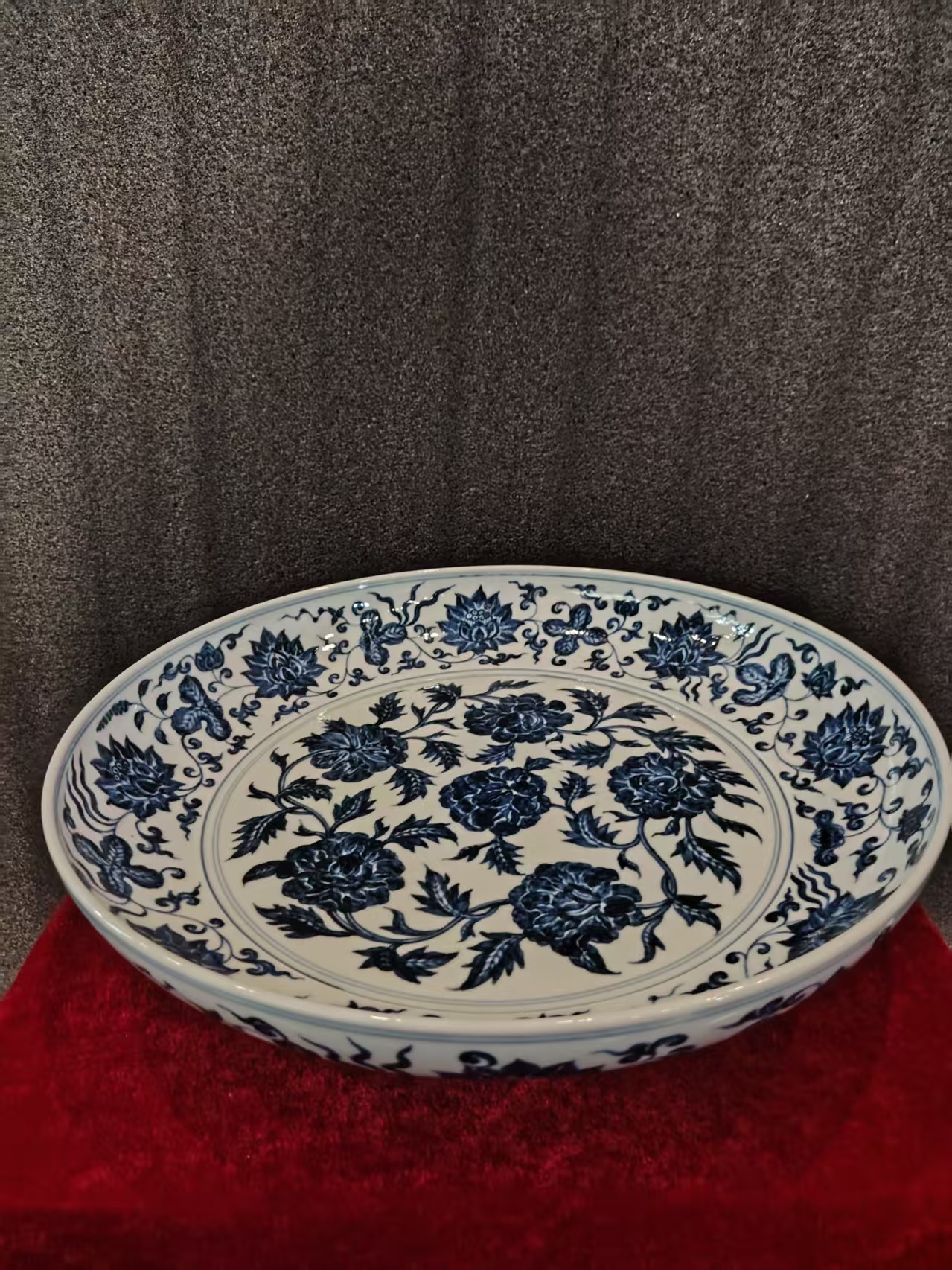 青花缠枝花卉纹大盘