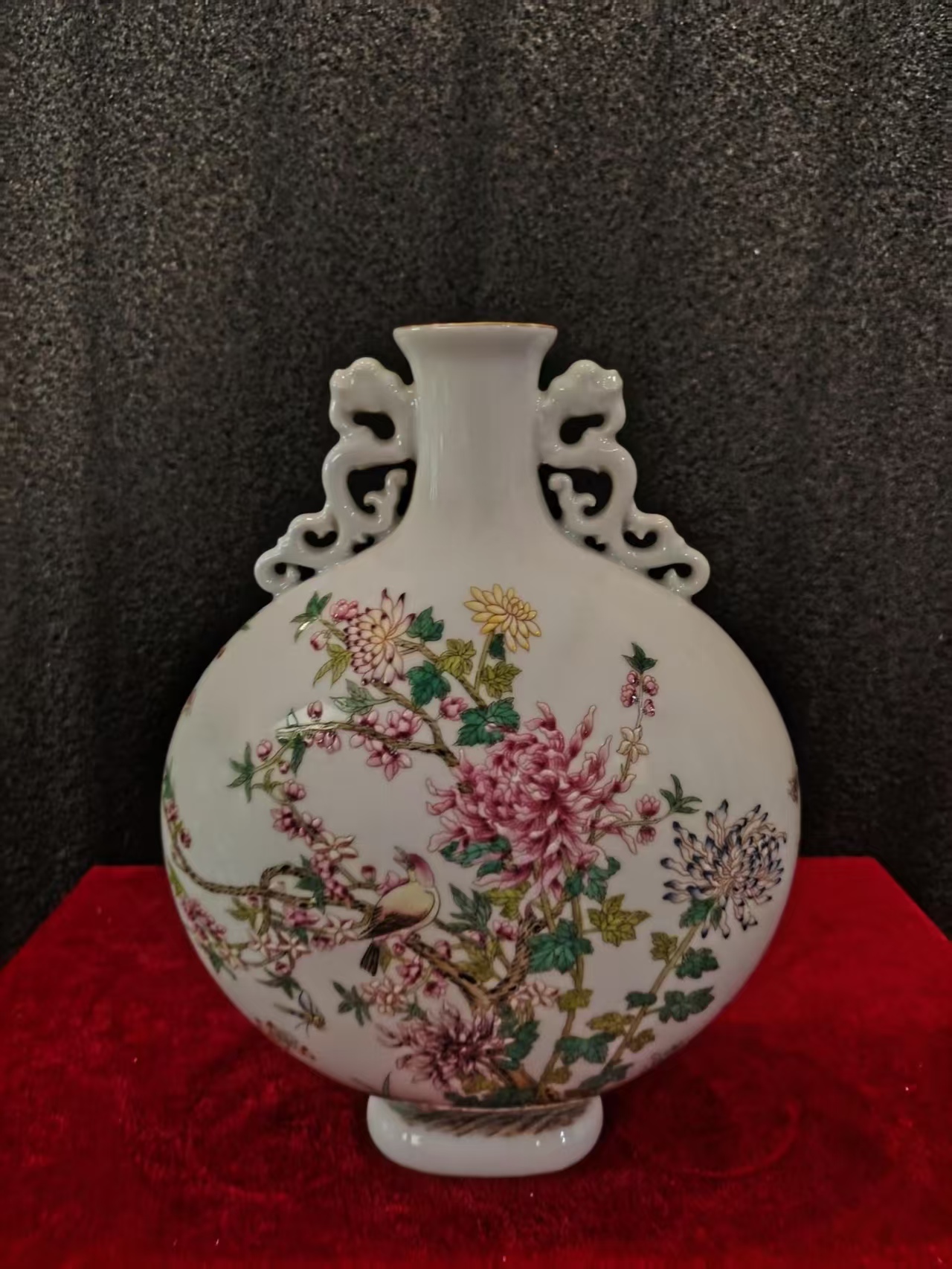 珐琅彩花鸟纹抱月瓶