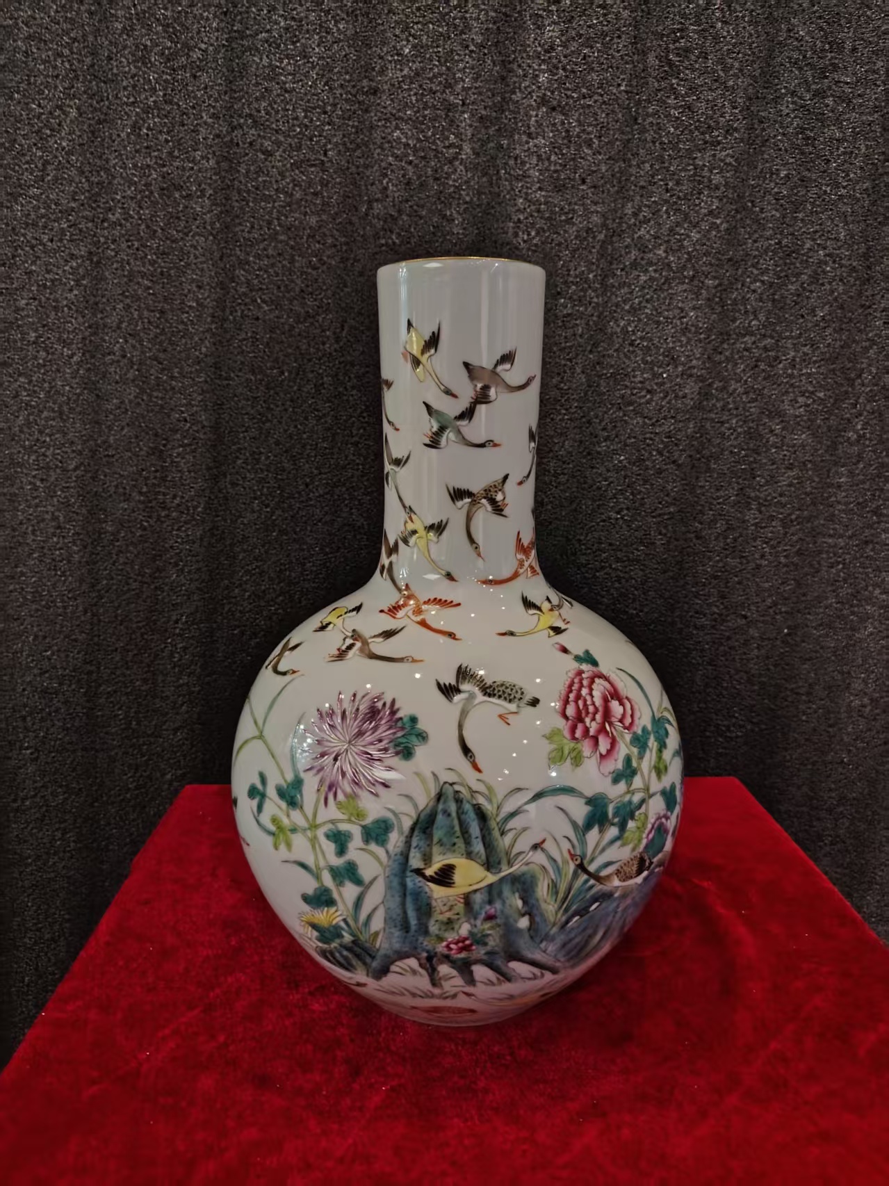 珐琅彩“锦上添花”花鸟纹天球瓶