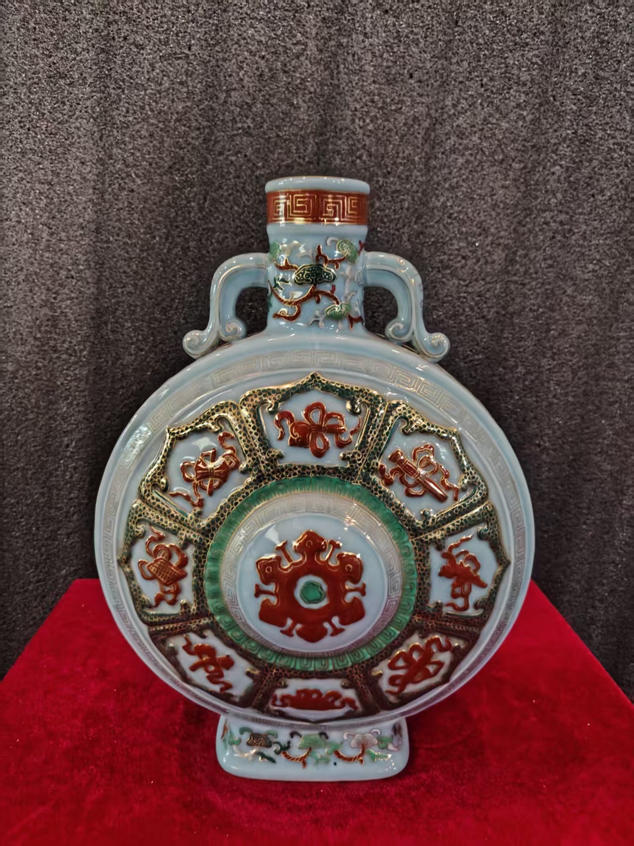 珐琅彩描金夔龙纹抱月瓶