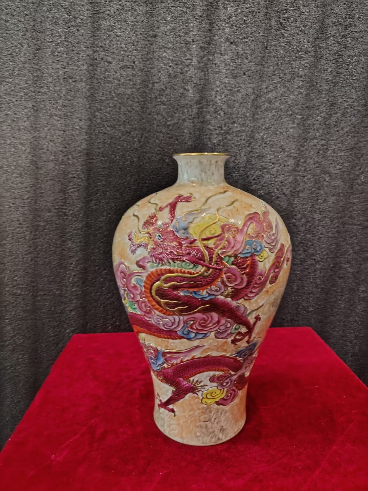 珐琅彩描金浮雕龙纹梅瓶